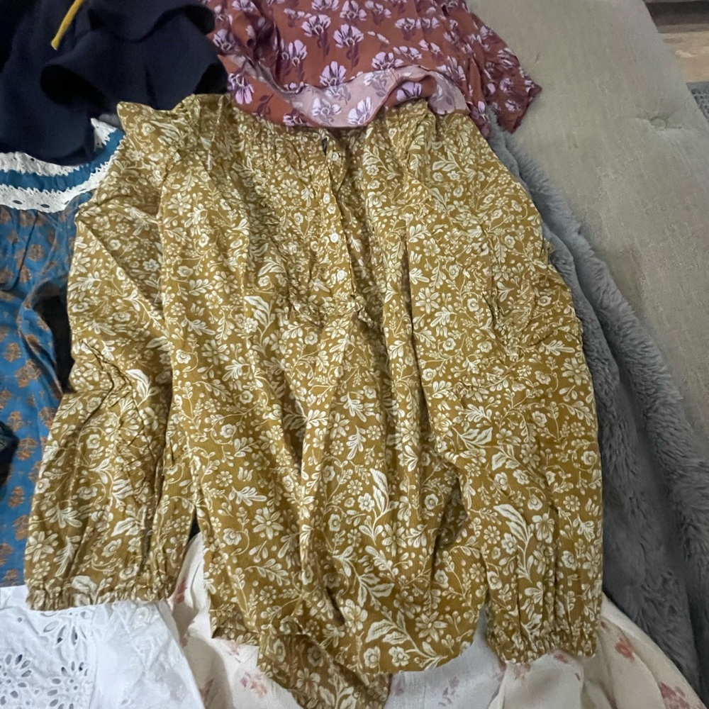 Assorted 16 Women's Blouses Collection - Picture 9 of 16